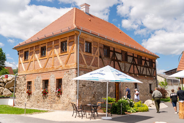 Der M&uuml;hlenhof M&auml;hring beeindruckte die Exkursionsteilnehmer